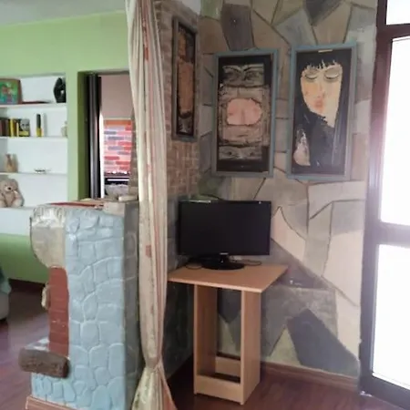Artistic Haven With Garden Apartman